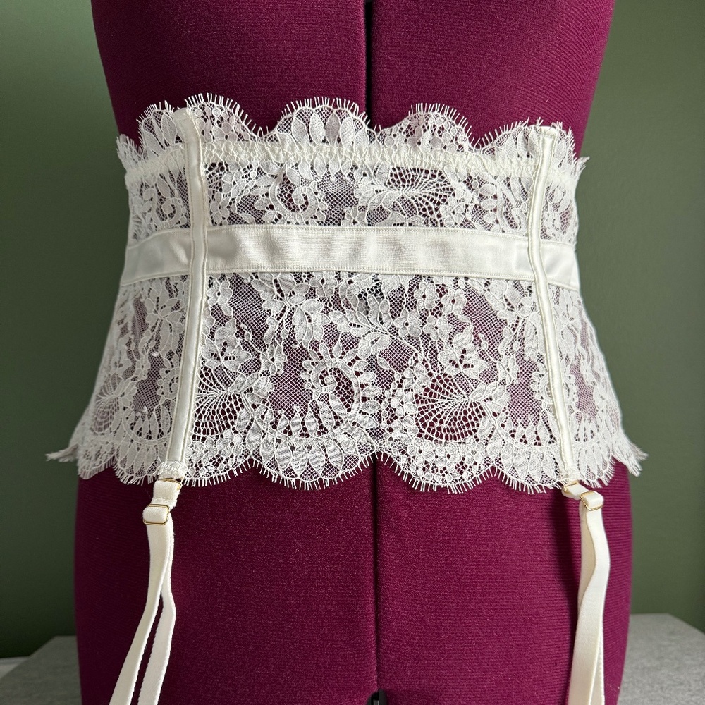 [ SOLD ] Fox & Royal Clementine Garter Belt – Ivory – Size: 18